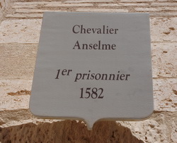 Табличка над камерой первого заключенного замка Иф, шевалье Ансельма