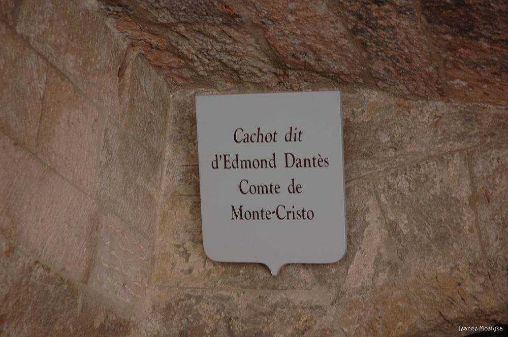 Табличка над входом в камеру Эдмона Дантеса